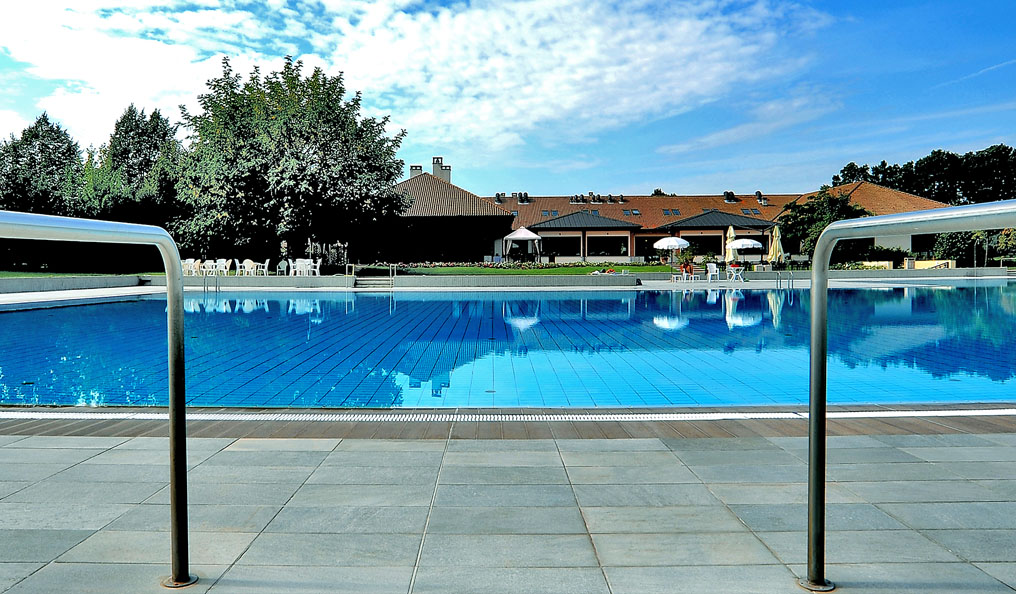 With a view of the sky. Poolside with Panaria Ceramica